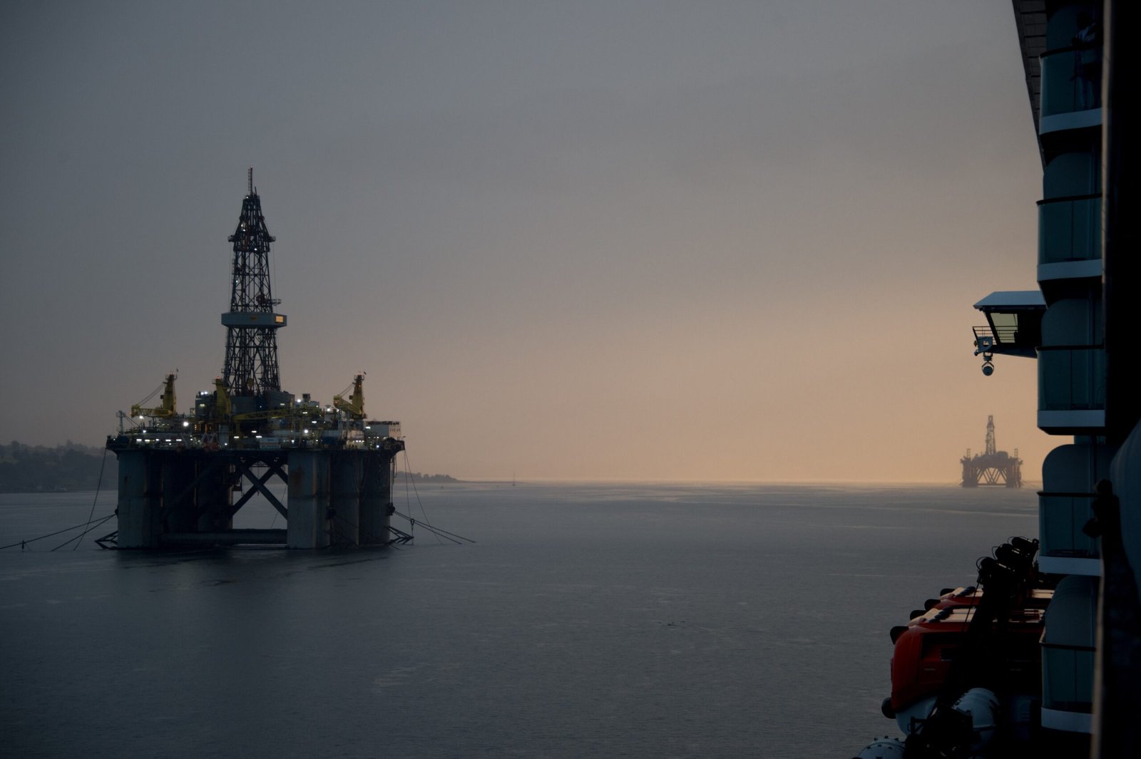 Deep well drilling rig